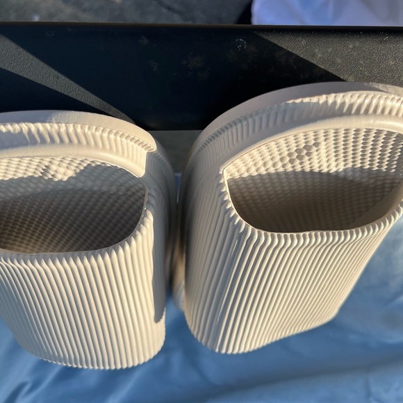 NWOT Women Slides - Picture 4 of 4